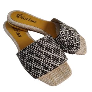 Sandalias planas con patron negro